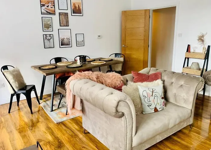 Luxury, Centrally Located 2 Bed Modern Apartment