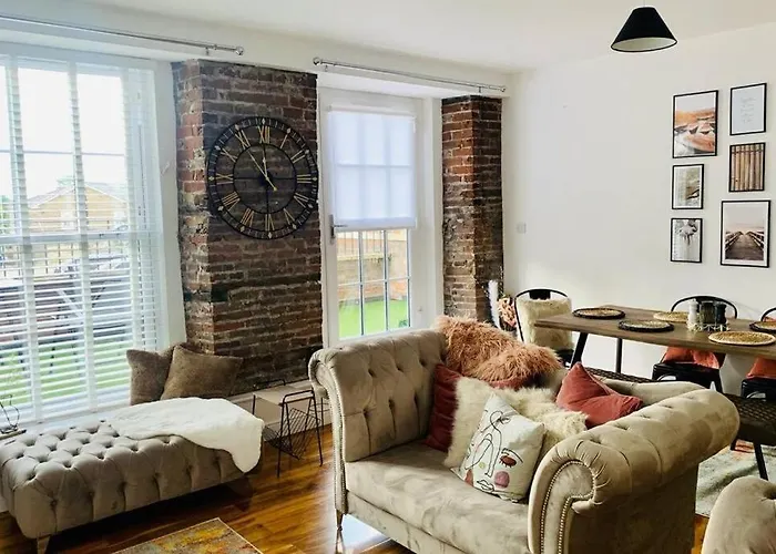 Luxury, Centrally Located 2 Bed Modern Apartment