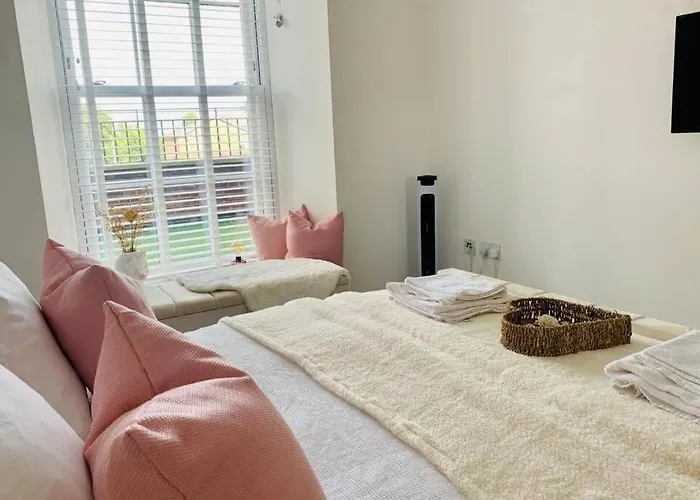 Luxury, Centrally Located 2 Bed Modern Apartment