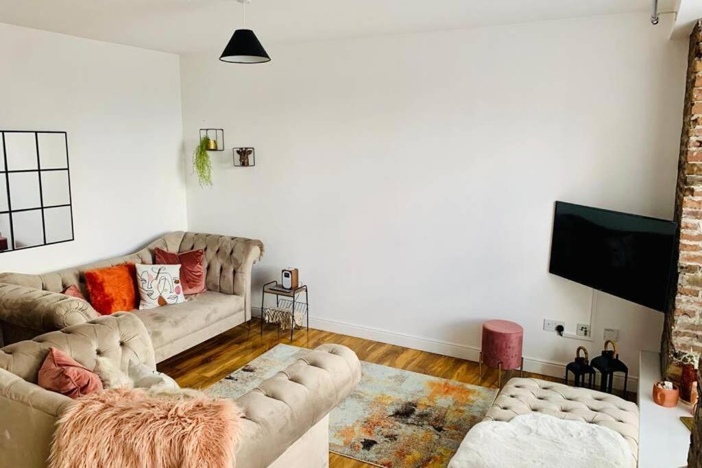 Luxury, Centrally Located 2 Bed Modern Apartment *